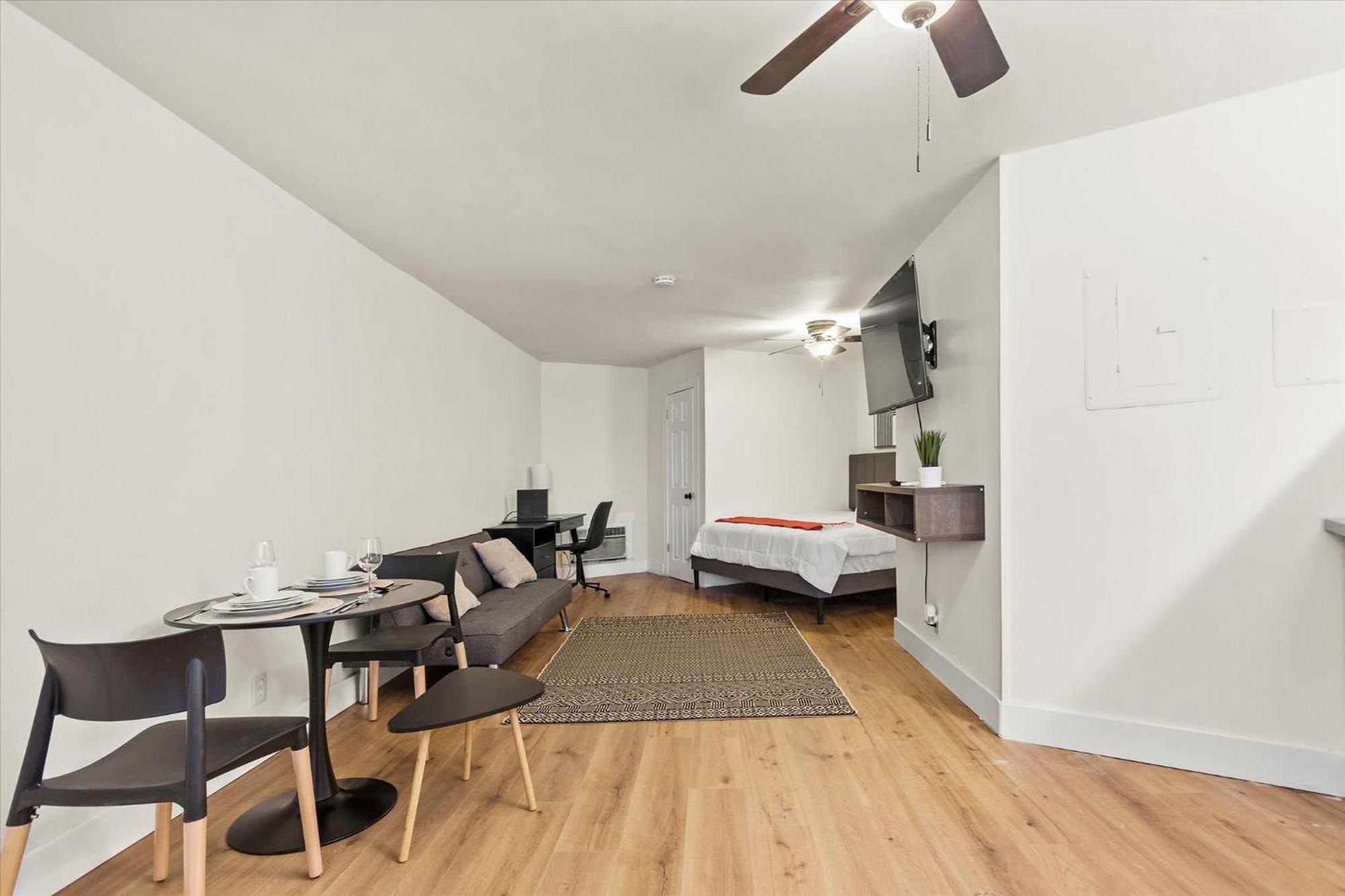 Modern Studio Apartment Near Merrimack Park ฮันต์สวิลล์ ภายนอก รูปภาพ