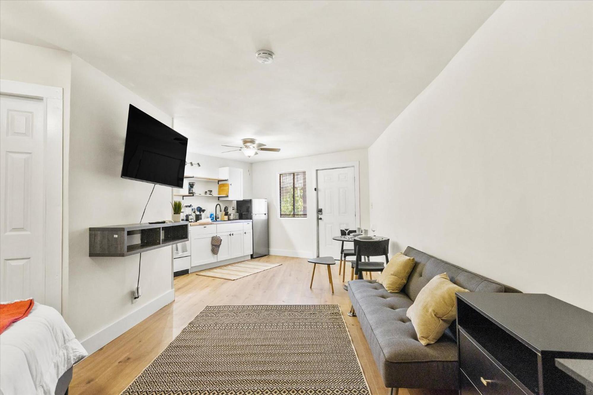 Modern Studio Apartment Near Merrimack Park ฮันต์สวิลล์ ภายนอก รูปภาพ